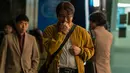 Joo Onam, diperankan oleh Ahn Jae-hong menampilkan karakter pekerja kantoran yang mendapatkan kesenangan satu-satunya dengan menonton siaran internet setelah seharian bekerja keras. (Foto: Netflix)