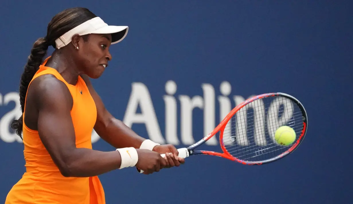 Petenis asal Amerika Serikat, Sloane Stephens melakukan servis saat melawan Anastasija Sevastova dari Latvia pada perempat final AS Terbuka di New York, Selasa (4/9). Petenis ranking tiga dunia itu dipaksa bertekuk lutut 2-6 dan 3-6 (TIMOTHY A. CLARY/AFP)
