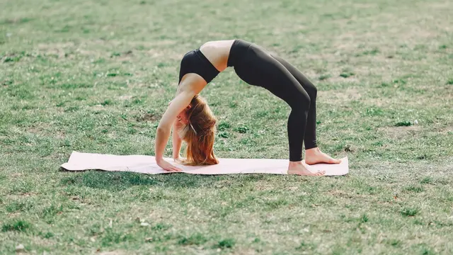 Ilustrasi gerakan yoga wheel