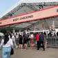 Para suporter bulu tangkis tengah mengantre untuk melakukan body-checking sebelum masuk ke area pertandingan Indonesia Open 2023 di Istora Senayan, Jakarta, pada Selasa (13/6/2023). (Liputan6.com/Melinda Indrasari)