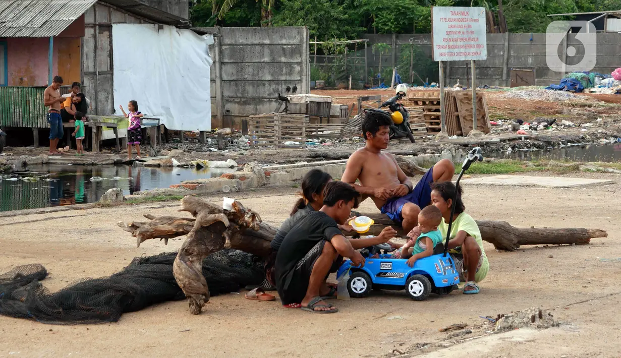 Warga melakukan aktivitas di daerah kumuh kawasan Jakarta, Kamis (13/1/2022). Pemerintah akan memperluas penanganan kemiskinan ekstrem menjadi 212 kabupaten/kota di 25 provinsi, di mana 147 kabupaten/kota di antaranya merupakan wilayah pesisir. (Liputan6.com/Angga Yuniar)