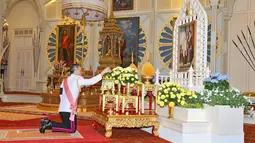 Putra Mahkota Maha Vajiralongkorn melakukan penghormatan saat acara suksesi raja baru Thailand, Kamis (1/12). Sang putra mahkota kini layak disebut Raja Vajiralongkorn, raja ke-10 dari dinasti Chakri. (REUTERS)
