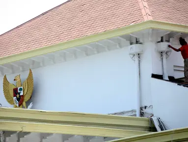 Pekerja melakukan pengecatan dinding Istana Negara di Kompleks Istana Kepresidenan, Jakarta, Rabu (19/8). Pengecatan tersebut merupakan kegiatan perawatan rutin dari sejumlah bangunan bersejarah yang ada di Istana Kepresidenan.(Liputan6.com/Faizal Fanani)