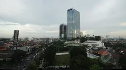 Beberapa gedung pencakar langit mulai memenuhi Kota Surabaya, Jawa Timur, Jumat (17/4/2015). Pada 2014 lalu, pertambahan kendaraan di Surabaya selalu di atas 17 ribu unit. (Liputan6.com/Helmi Fithriansyah)