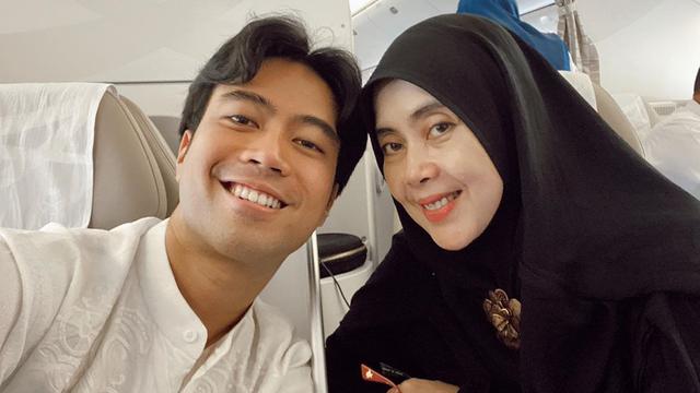 Vidi Aldiano bersama ibunda. (Foto: Instagram vidialdiano)