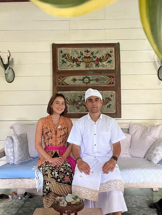 Melalui akun Instagram, aktris Laura Theux mengabarkan jika sang sahabat mengajak menikah dengan cara yang begitu simpel. Bahkan, Laura juga turut mengunggah momen bersama sahabat yang juga sebagai calon suami saat sama-sama memakai busana adat Bali. (Liputan6.com/IG/@laura_theux)