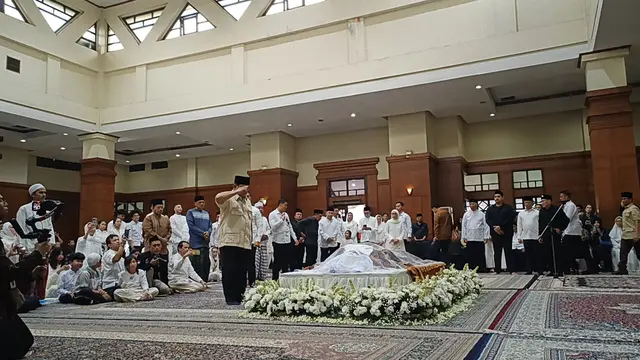 Melayat ke Padepokan Pencak Silat, Prabowo Beri Hormat Terakhir untuk Eddie Nalapraya