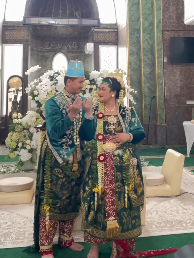 Potret Pernikahan Putri Habibie dari Prosesi hingga Resepsi Dibalut Wastra. [@mooeishop]