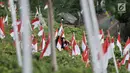 Dua wanita berselfie di antara ribuan bendera Merah Putih di perkebunan teh Kemuning, Karanganyar, Jawa Tengah, Sabtu (25/8). 1.970 bendera Merah Putih dikibarkan masyarakat setempat menyemarakkan HUT ke-73 RI. (Merdeka.com/Iqbal S. Nugroho)