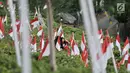 Dua wanita berselfie di antara ribuan bendera Merah Putih di perkebunan teh Kemuning, Karanganyar, Jawa Tengah, Sabtu (25/8). 1.970 bendera Merah Putih dikibarkan masyarakat setempat menyemarakkan HUT ke-73 RI. (Merdeka.com/Iqbal S. Nugroho)