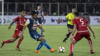 Gelandang Arema FC, Dendi Santoso, menghindari kepungan pemain Persija Jakarta pada laga Liga 1 di SUGBK, Jakarta, Sabtu (31/3/2018). Persija menang 3-1 atas Arema FC. (Bola.com/Vitalis Yogi Trisna)