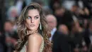 Izabel Goulart berpose saat tiba menghadiri pemutaran film "Burning" selama Festival Film Cannes ke-71 di Prancis selatan (16/5). Model asal Brasil ini tampil cantik dan seksi dengan gaun gold transparan. (AFP Photo/Loic Venance)