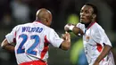 Gelandang Lyon, Michael Essie melakukan selebrasi usai mencetak gol ke gawang Werder Bremen di liga Champions di Stadion Gerland. Prancis pada 8 Maret 2005. Beberapa trofi sudah diraih Essien saat membela klub eropa. (AFP Photo / Martin Bureau) 