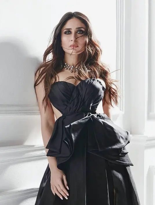 Empat wanita ini bermasalah dengan cara pandang masyarakat. Akhirnya mereka pun memutuskan untuk belibur agar mereka lupa dengan masalahnya. (Foto: instagram.com/therealkareenakapoor)