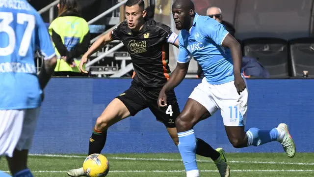 Jay Idzes dan Romelu Lukaku - Venezia Vs Napoli di Serie A 2024/2025