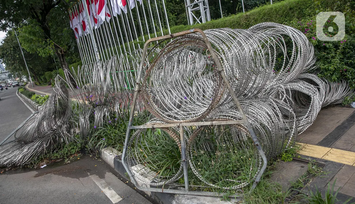 Kawat berduri membentang menghalangi jalur pejalan kaki atau pedestrian di Jalan Gatot Subroto, Jakarta, Selasa (2/2/2021). Keberadaan kawat berduri tersebut mengganggu akses pejalan kaki serta menutup jalur pemandu khusus penyandang disabilitas (guiding block). (Liputan6.com/Faizal Fanani)
