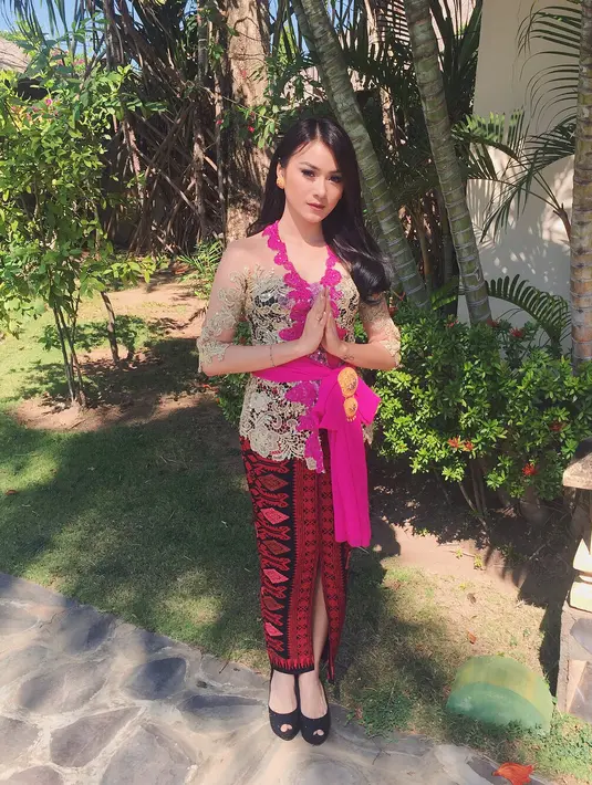 Bisa dibilang wanita cantik kelahiran 9 Agustus 1991 ini aktif di media sosial. Ia kerap mengunggah foto-foto dirinya saat berpose dengan berbagai gaya. (Foto: instagram.com/darathevirgin)