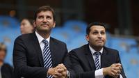CEO Manchester City Ferran Soriano (kiri) bersama Pemilik City Khaldoon Al Mubarak (IAN KINGTON / AFP)