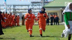 Karyawan mengikuti lomba lari dalam rangka HUT ke-74 RI di kilang JOB Pertamina-Medco E&P Tomori Sulawesi, Sabtu (17/8/2019). Perlombaan yang digelar di lokasi produsen hulu pasokan gas tersebut bertujuan meningkatkan keakraban serta rasa cinta tanah air. (Liputan6.com/Immanuel Antonius)