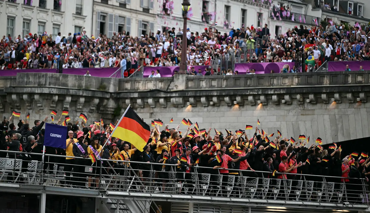 Kontingen Jerman berlayar di atas perahu saat upacara pembukaan Olimpiade Paris 2024 di Sungai Seine, Paris Prancis, 26 Juli 2024. (AFP/Patricia De Melo Moreira)