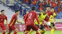 Striker Malaysia, Guilherme de Paula, diapit para pemain Vietnam dalam Kualifikasi Piala Dunia 2022. (Dok. Federasi Sepak Bola Malaysia)