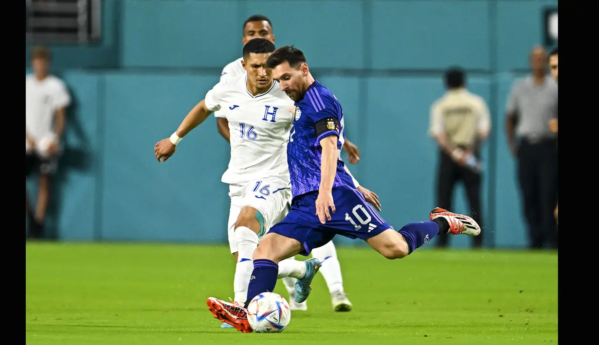Gol pertama Argentina dicetak oleh Lautaro Martinez yang memanfaatkan umpan Alejandro Gomez. Namun sebelumnya Messi lah yang memberikan umpan kepada Gomez yang berhasil lolos dari jebakan offside dari sisi kiri dan langsung menusuk ke kotak penalti. (AFP/Chandan Khanna)