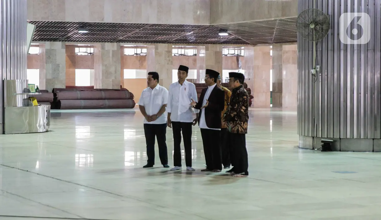 Presiden Joko Widodo atau Jokowi (kedua kiri) mendengarkan penjelasan saat meninjau proses pembersihan atau sterilisasi dengan disinfektan di Masjid Istiqlal, Jakarta, Jumat (13/3/2020). Proses sterilisasi dilakukan dalam rangka mencegah penularan virus corona Covid-19. (Liputan6.com/Faizal Fanani)