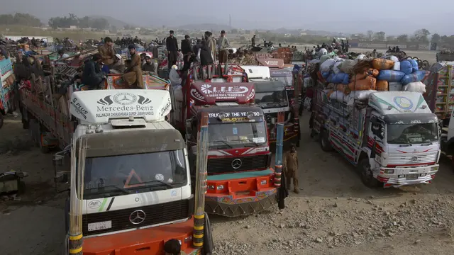 Ribuan warga Afghanistan di Pakistan berdesakan pulang kampung