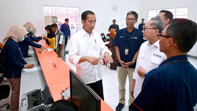 Jokowi Serahkan BLT El Nino