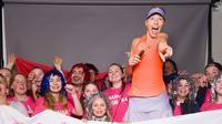 Petenis asal Rusia, Maria Sharapova, berpose bersama para penggemarnya setelah memenangi laga babak perempat final Porsche Tennis Grand Prix di Stuttgart, Jerman, Jumat (28/4/2017). (Bola.com/Twitter/PorscheTennis)