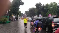 Imbas genangan air di Traffic Light Pancoran, Jakarta Selatam, arah Pasar Minggu, lalu lintas tersendat. (Twitter @PoldaMetroJaya)