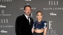 J.Lo tiba di acara ELLE's Women in Hollywood dengan ansambel yang memukau - dan bersama suaminya, Ben Affleck, yang selalu mendukungnya. (KEVIN WINTER / GETTY IMAGES NORTH AMERICA / Getty Images via AFP)