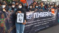 Aliansi Soeara Rakjat (Asuro) menggelar Aksi Kamisan di Kota Malang pada Kamis, 8 September 2022 untuk mengenang 18 tahun pembunuhan Munir. Mereka menuntut kasus Munir ditetapkan sebagai pelanggaran Hak Asasi Manusia (HAM) berat. (Liputan6.com/Zainul Arifin)