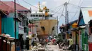 KM Sabuk Nusantara 39 terdampar di antara rumah warga setelah tsunami melanda Palu dan Donggala, Sulawesi Tengah, Selasa (2/10). Berdasarkan data di marinetraffic.com, KM Sabuk Nusantara 39 memiliki bobot mati 500 ton. (AP Photo/Tatan Syuflana)