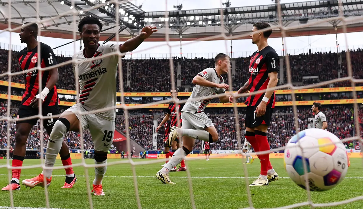 Pemain Bayer Leverkusen, Patrik Schick,  mencetak gol ke gawang Eintracht Frankfurt pada laga Liga Jerman di Stadion Deutsche Bank Park, Senin (6/5/2024). (AP Photo/Michael Probst)