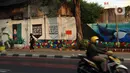Lukisan mural dari tangan PPSU yang memanfaatkan tanaman merambat hijau menghiasi bangunan tua di kawasan Jalan Malaka, Jakarta, Selasa (29/8/2023). (Liputan6.com/Johan Tallo)