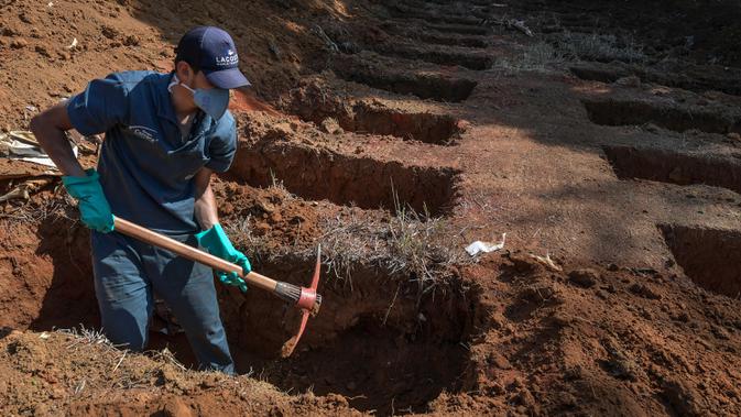 Pekerja menggali kuburan di Pemakaman Vila Formosa di tengah pandemi virus corona di Sao Paulo, Brasil, Kamis (6/8/2020). Brasil memasuki bulan keenam sejak pandemi masuk ke negara itu dengan mencatatkan hampir 3 juta kasus COVID-19 dan 100.000 kematian. (NELSON ALMEIDA/AFP)