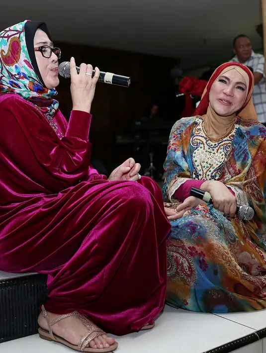 Dorce Gamalama bersama artis senior, Dian Piesesha, di acara ulang tahunnya yang ke 52 tahun di kediamannya Jalan Rawabinong, Gg. Swadaya Lubang Buaya, Jakarta Timur, 26/7/2015. (Galih W. Satria/Bintang.com)