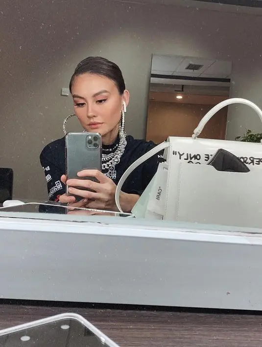 Di saat terlalu bingung ingin tampilan rambut seperti apa, potongan dan tatanan sleek bisa jadi pilihan.( Foto: Agnez Mo)