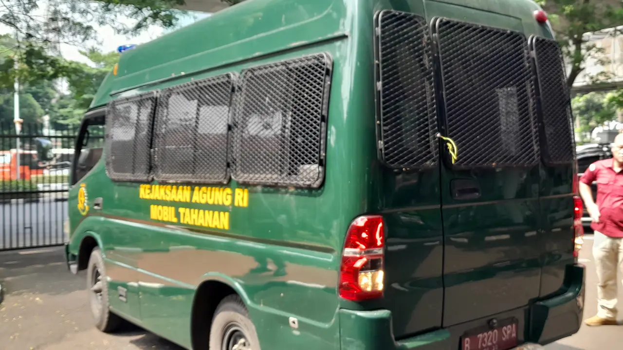 Mobil tahanan terpakir di Gedung Bundar, Kejaksaan Agung RI, Rabu (17/5/2023). (Foto: Ady Anugrahadi/Liputan6.com)