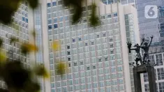 Jendela Hotel berbentuk hati, tampak terlihat di Hotel Grand Hyatt, Bundaran HI, Jakarta, Senin (13/4/2020). Aksi tersebut juga sebagai bentuk ungkapan cinta terhadap perjuangan tenaga medis dan orang-orang di garis terdepan dalam penanganan Covid-19. (Liputan6.com/Faizal Fanani)