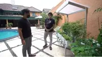 Menengok Luasnya Halaman Belakang Rumah Ikang Fawzi, Ada Kado dari Marissa Haque yang Bakal Terus Dipajang.&nbsp; foto: Taulany TV