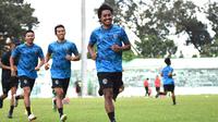 Pemain&nbsp;belakang&nbsp;Arema FC, Bayu Aji, saat mengikuti sesi latihan di Stadion Gajayana, Malang, Senin (24/6/2024). Bayu jadi bahan bercandaan pemain Arema, karena dianggap memiliki gaya mirip gelandang Timnas Indonesia, Thom Haye. (Bola.com/Iwan Setiawan)
