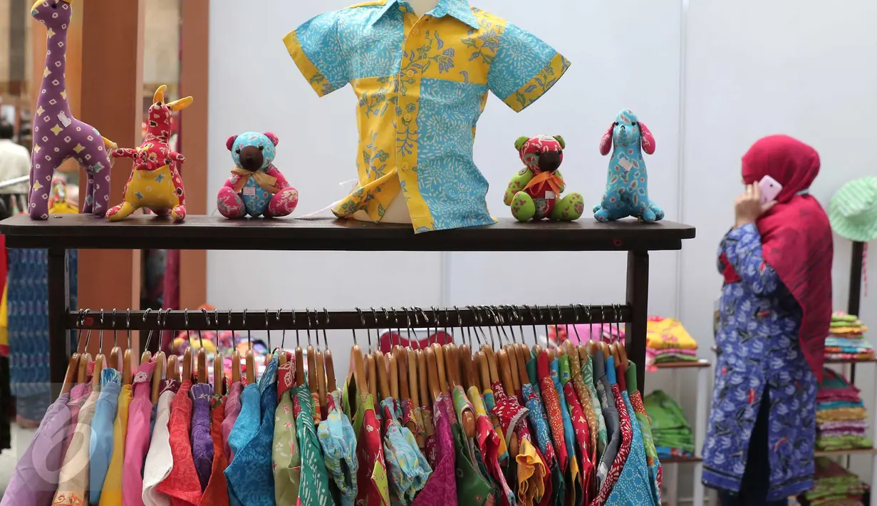 Produk baju batik ditampilkan pada ajang pameran Indocraft 2015, di JCC, Jakarta, Rabu (18/11). Pameran tahunan ini menampilkan hasil kerajinan dari seluruh Indonesia. (Liputan6.com/Angga Yuniar)