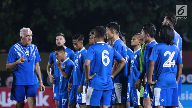 Pelatih Persib, Mario Gomez (kiri) memberi arahan jelang latihan resmi lanjutan Go-Jek Liga 1 Indonesia 2018 bersama Bukalapak di Stadion PTIK, Jakarta, Jumat (29/6). Persib akan melakoni laga melawan Persija, (30/6). (Liputan6.com/Helmi Fithriansyah)