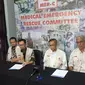 Pembina Medical Emergency Rescue Committee (MER-C) Joserizal Jurnalis saat memberikan keterangan terkit petugas KPPS yang wafat. (Liputan6.com/Nanda Perdana Putra)