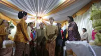 Putra Presiden Jokowi, Gibran Rakabuming Raka, beserta rombongan menyampaikan seserahan kepada keluarga calon mempelai wanita, Selvi Ananda. (Liputan6.com/Faizal Fanani) 