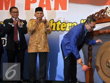 Ketua Umum PAN Zulkifli Hasan memukul gong saat membuka Kongres BM PAN didampingi Ketua Dewan Pertimbangan PAN, Amien Rais (kedua kiri) dan Ketua Umum Barisan Muda PAN Yandri Susanto di Jakarta, Sabtu, (20/8). (Liputan6.com/Johan Tallo)