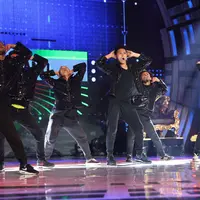 Aksi dance Fero Walandouw pada acara SCTV Music Awards 2015. (Wimbarsana/Bintang.com)
