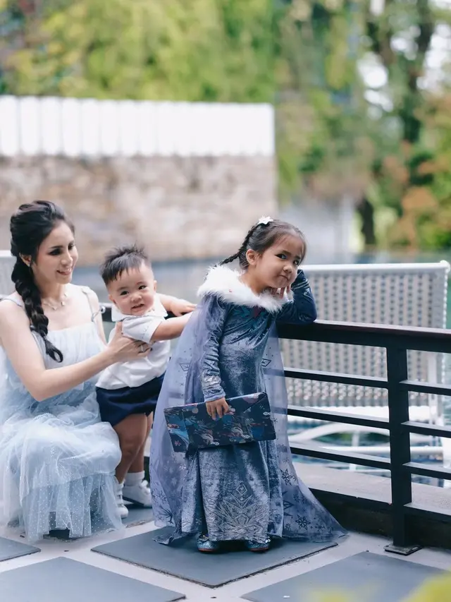 6 Potret Momo Geisha Momong Dua Anak, Gayanya Bak ABG